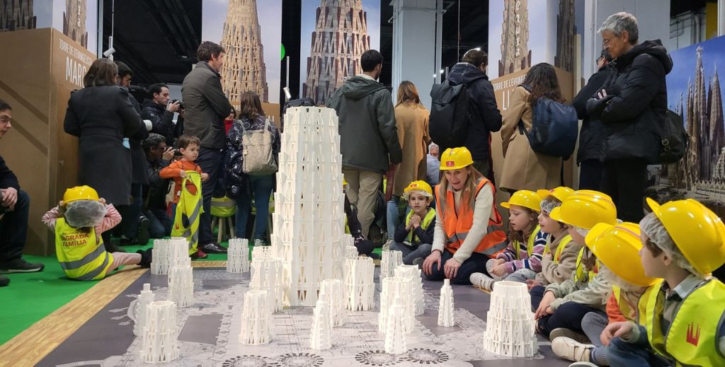 Juegos de construcción en el Festival de la Infancia de Barcelona - Mamá Tiene un Plan.