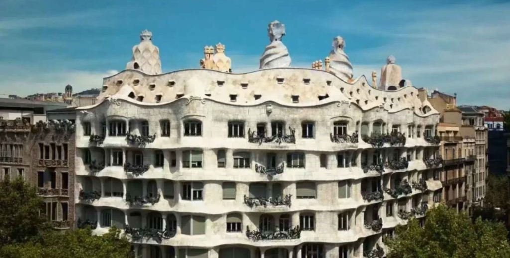 Fachada modernista de La Pedrera, en Barcelona - Mamá Tiene un Plan.