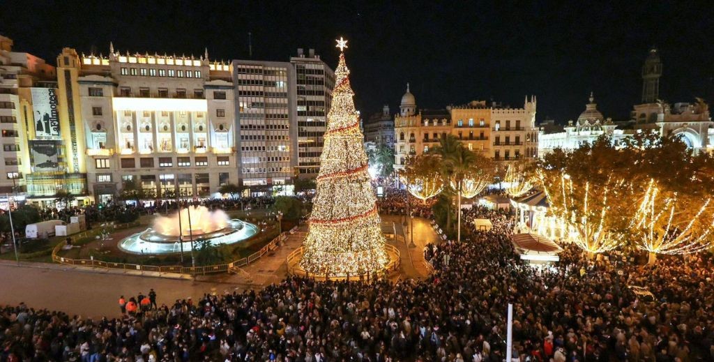 La Navidad de Valencia y el árbol de 25 metros de la plaza del Ayuntamiento - Mamá Tiene un Plan.