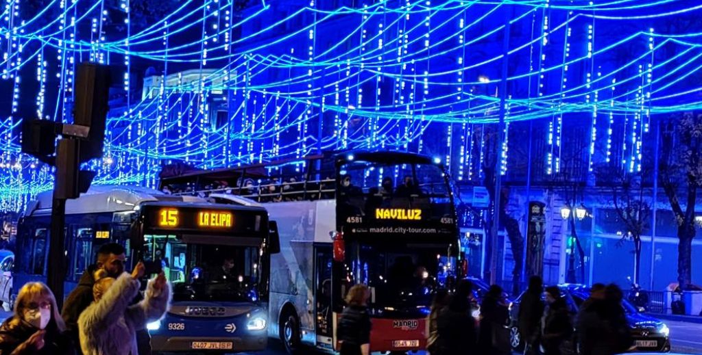Naviluz, el autobús de las luces de Madrid- Mamá Tiene un Plan.
