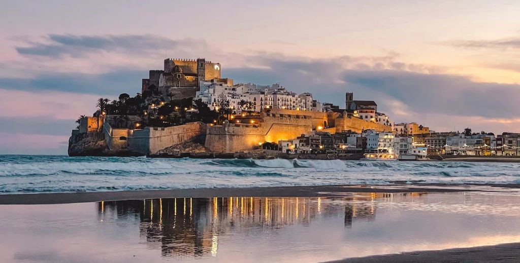 Vista del casco histórico de Peñíscola desde la playa - Mamá Tiene un Plan.