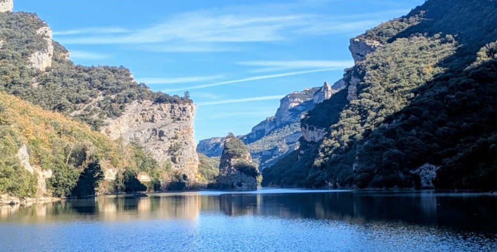 El embalse del Sobrón forma los Fiordos burgaleses - Mamá Tiene un Plan.