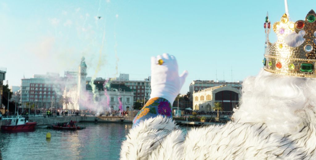 Cabalgata de Reyes de Valencia y Melchor saludando desde el barco - Mamá tiene un Plan.