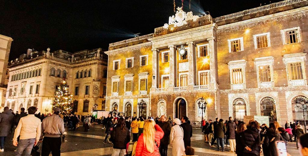 Espectáculo de luces en la plaza de Sant Jaume en Navidad - Mamá tiene un Plan.