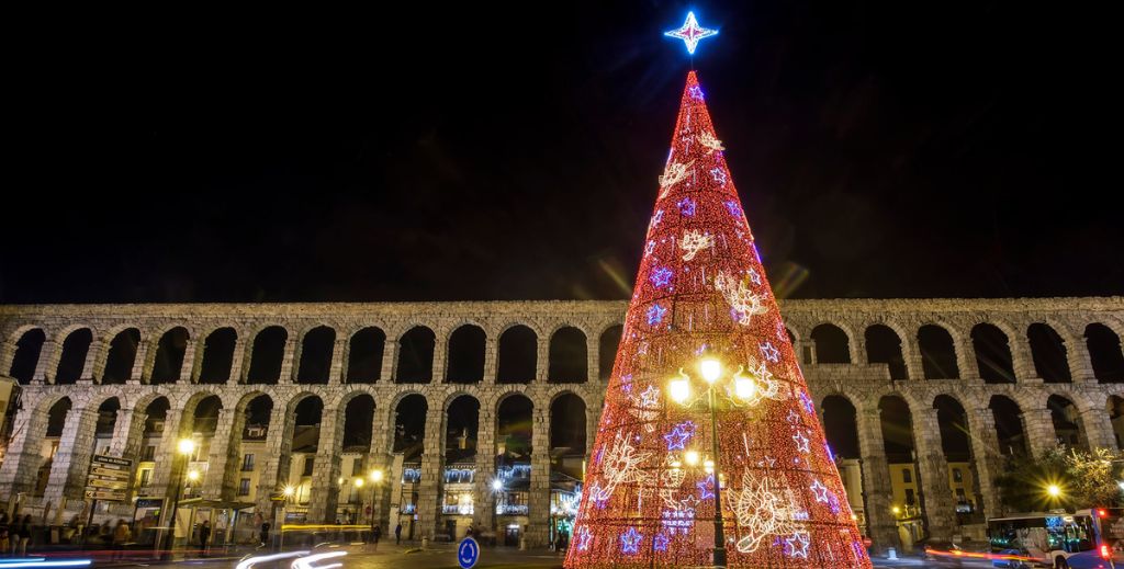 Segovia en Navidad con su acueducto detrás del gran Árbol - Mamá tiene un Plan.