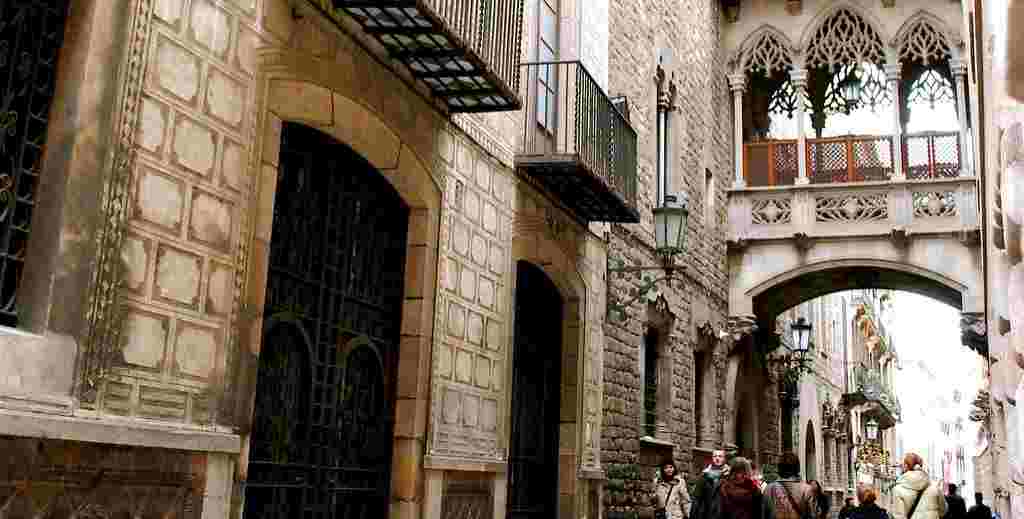 El barrio Gótico de Barcelona con el puente Bisbe al fondo - Mamá tiene un Plan.