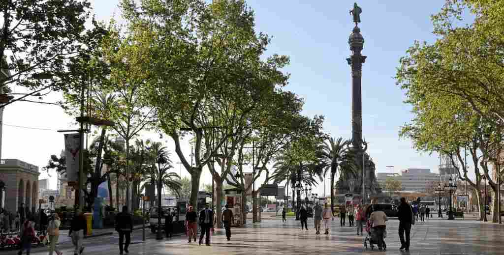 Las Ramblas de Barcelona con el monumento a Cristóbal Colón al fondo - Mamá tiene un Plan.