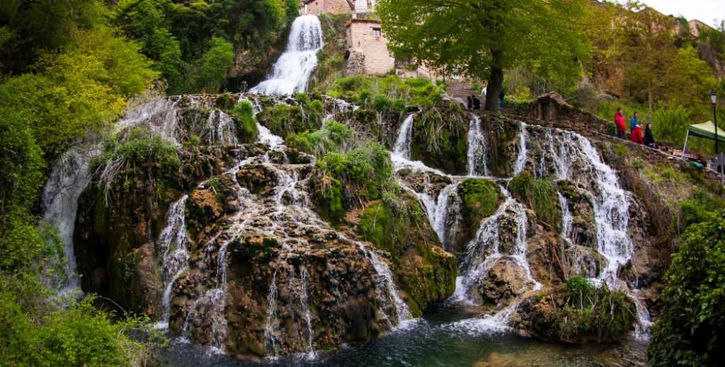 Cascadas de Burgos, en la imagen la de Orbaneja del Castillo - Mamá tiene un Plan.