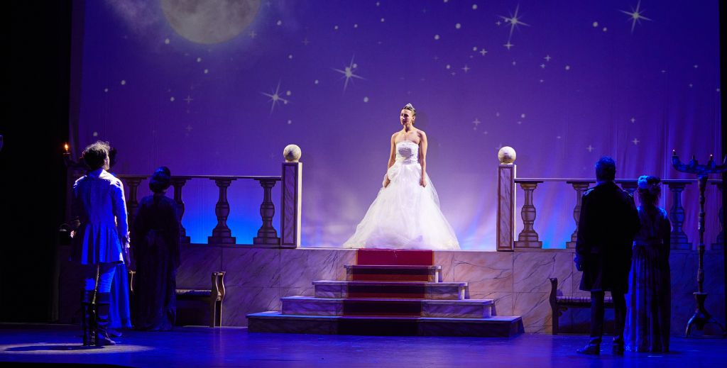 Imagen de escena de La Cenicienta, el musical, de la compañía La Bicicleta en Teatro Sanpol.