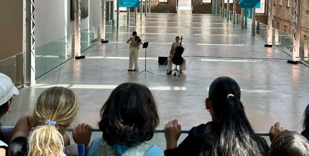 Imagen de una escena de 'Un instante en suspensión' en el Real Teatro de Retiro.