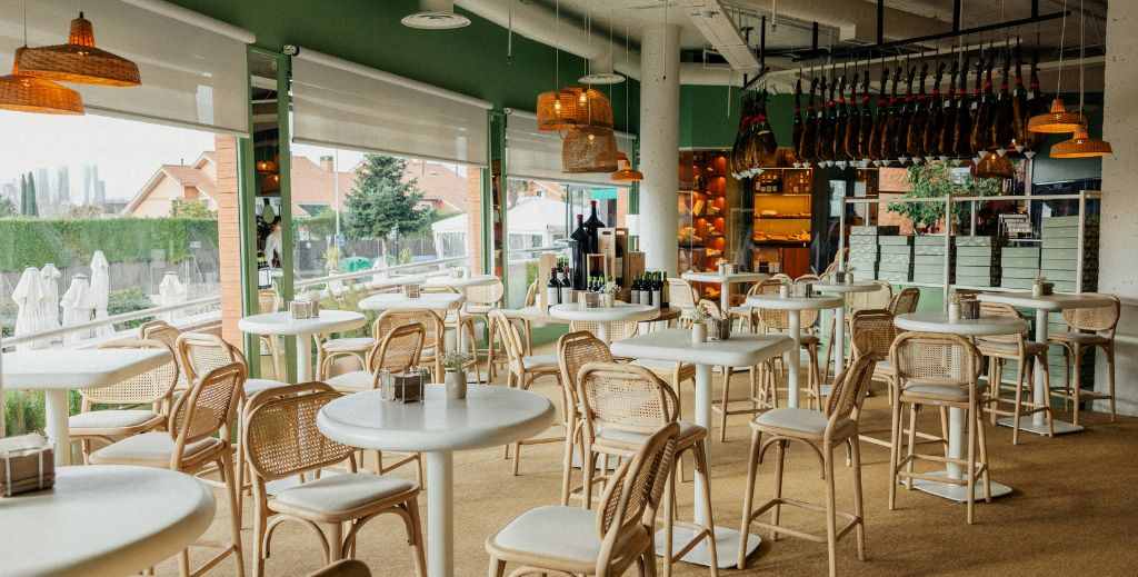 En Del Amo también cuentan con un bonito espacio para comer - Mamá tiene un Plan.