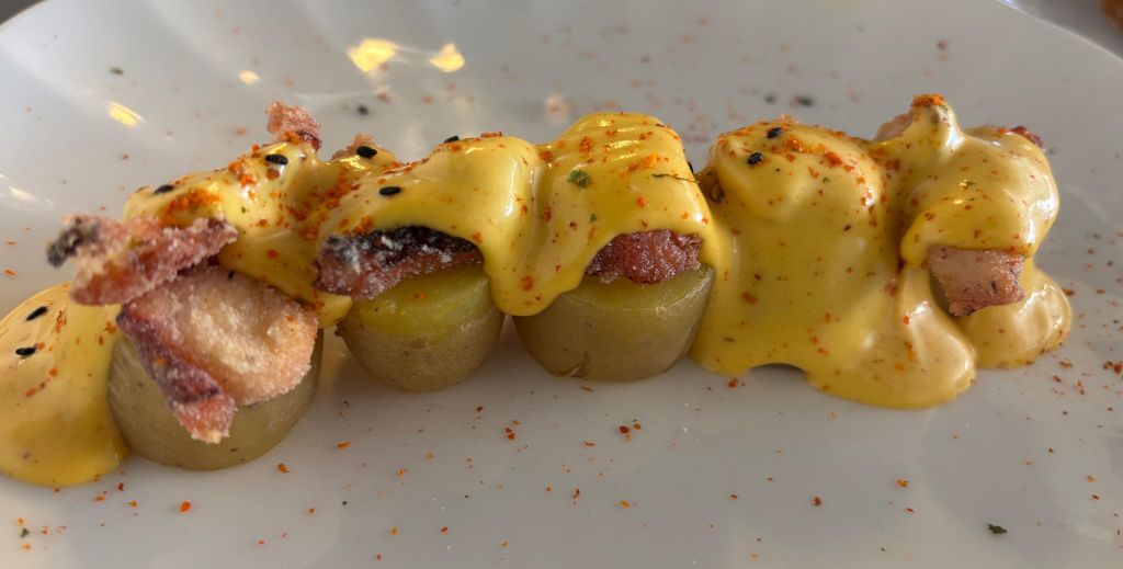 Patatas gratinadas con pulpo frito y holandesa - Mamá tiene un Plan.