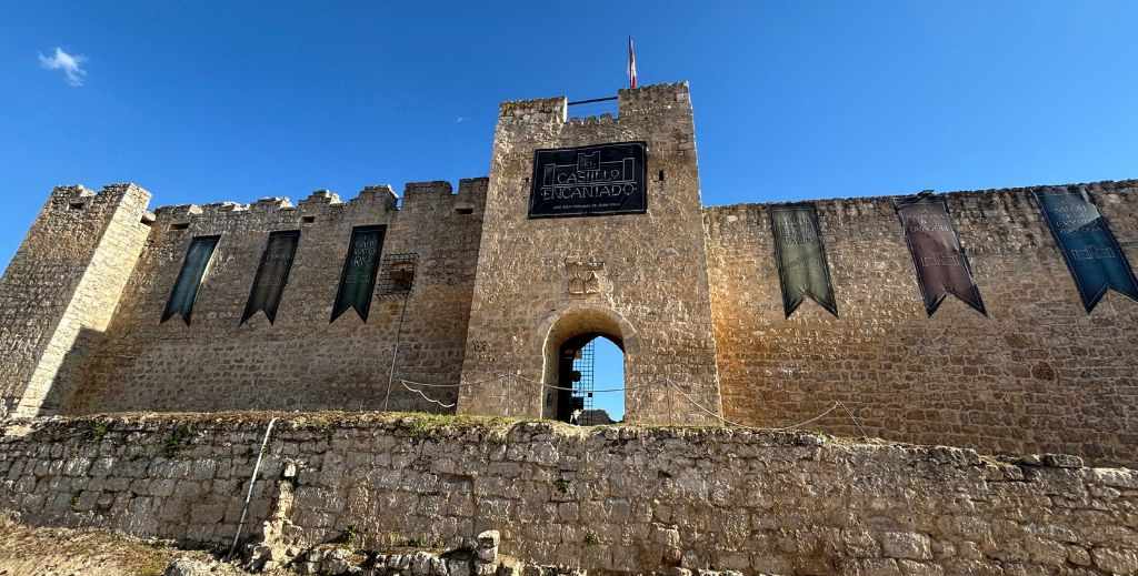 Los castillos son parte del paisaje en la Ruta del Vino Cigales.