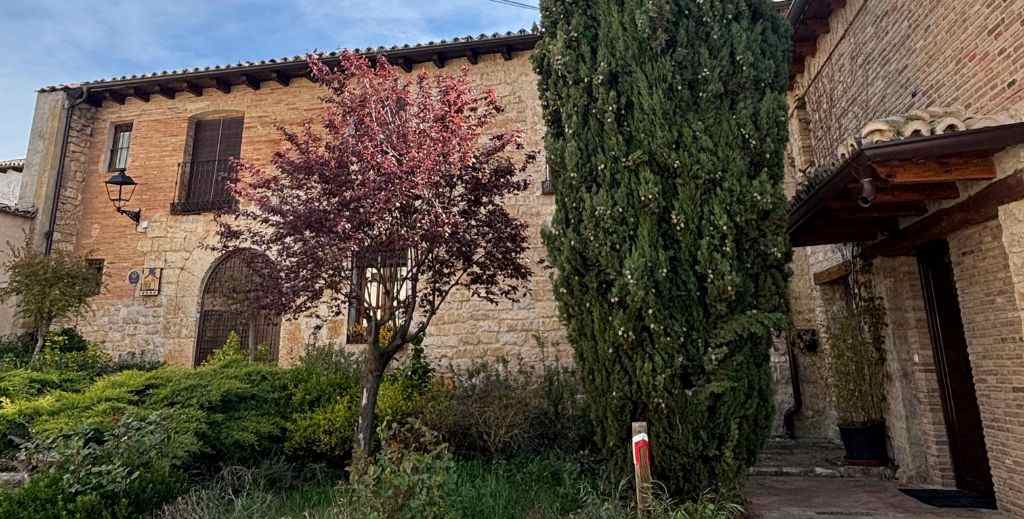 Fachada de La Casa del Valle en Trigueros, el alojamiento perfecto en la Ruta del Vino Cigales - Mamá tiene un Plan.