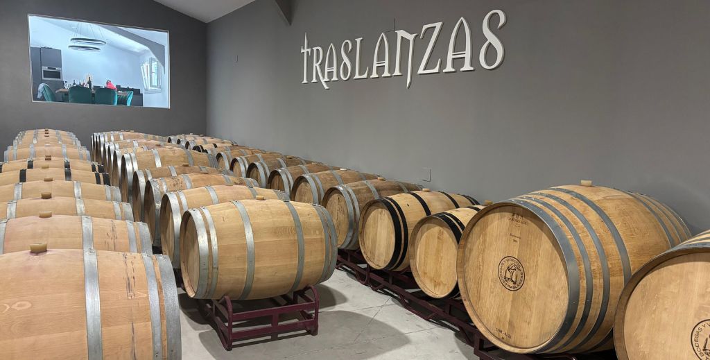 Barricas en las Bodegas Traslanzas en el municipio de Mucientes - Mamá tiene un Plan.