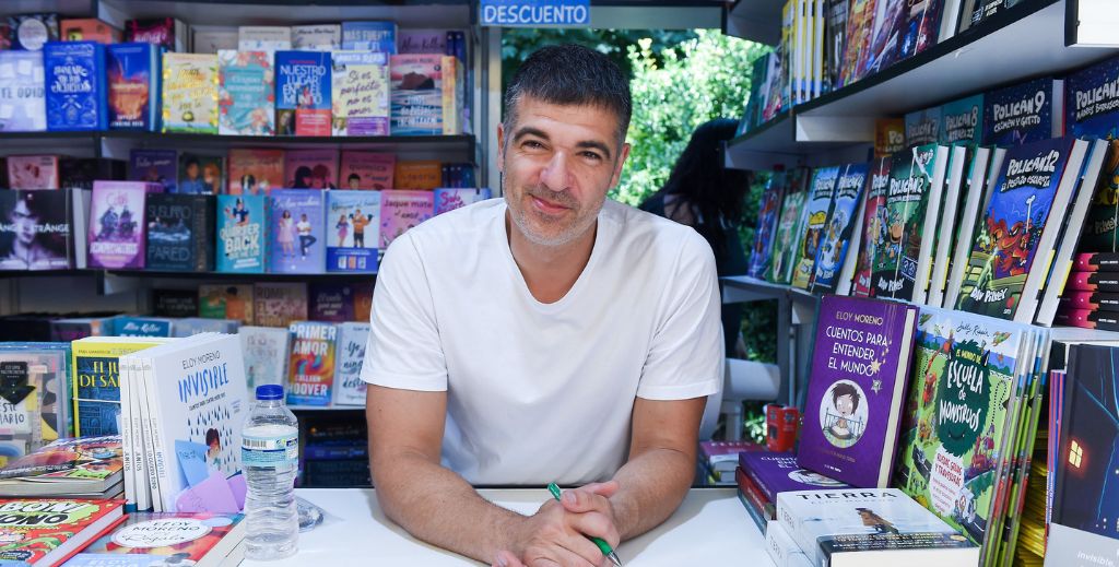 Feria del Libro de Madrid con niños: una aventura lectora para disfrutar en familia 2 Eloy Moreno (autor de 'Invisible' y 'Redes' entre otros títulos) durante la Feria del Libro de Madrid 2025.