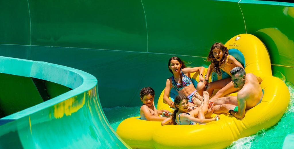Descuentos Parque Warner Beach 2026: ofertas y promociones. Parque Warner Beach con niños.