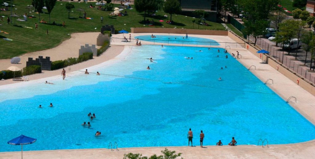 Parques acuáticos y piscinas de verano en Madrid 4 La playa de Parla es una piscina de agua salada ubicada en la zona sur de Madrid.