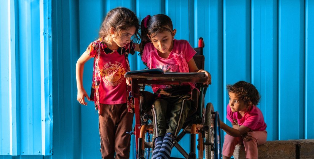 En el campo de refugiados de Za’atari (Jordania), Aseel, 8 años, vuelve a moverse con libertad gracias a una silla de ruedas adaptada por UNICEF. Más autonomía, menos dolor… y un sueño intacto: convertirse en médica. Imagen © UNICEF/UN0488989/