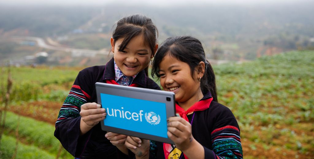 Hang Thi Ly, de 10 años, y su amiga Ma Thi Mao, de 9 años, son alumnas de la escuela primaria Ham Rong en Vietnam. Están descubriendo el mundo a través de la realidad aumentada. Imagen © UNICEF/UN0610298/Le Vu