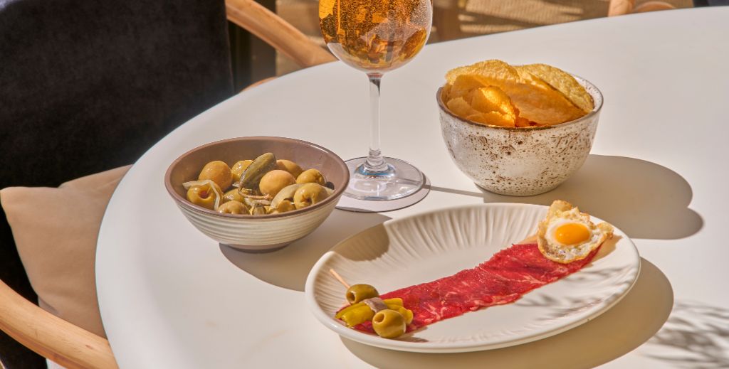 Ó Terraza & Music Bar, un pedazo del Mediterráneo en Madrid perfecto para toda la familia 3 Las gildas se comen con un ritual previo que consiste en envolverla en carpaccio.