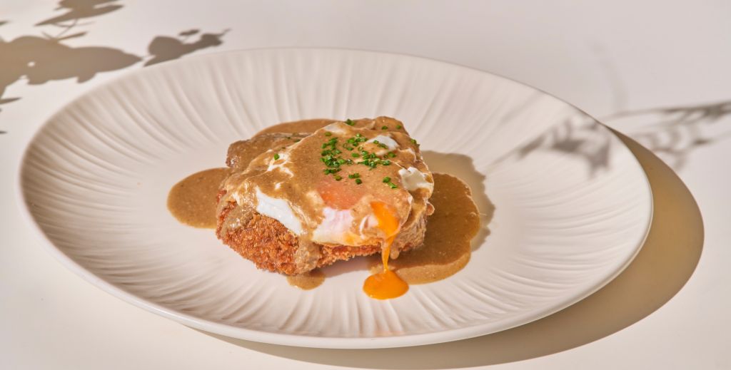 Ó Terraza & Music Bar, un pedazo del Mediterráneo en Madrid perfecto para toda la familia 4 El solomillo empanado en panko con huevo campero y trufa negra es uno de los platos principales de Ó Terraza & Music Bar.