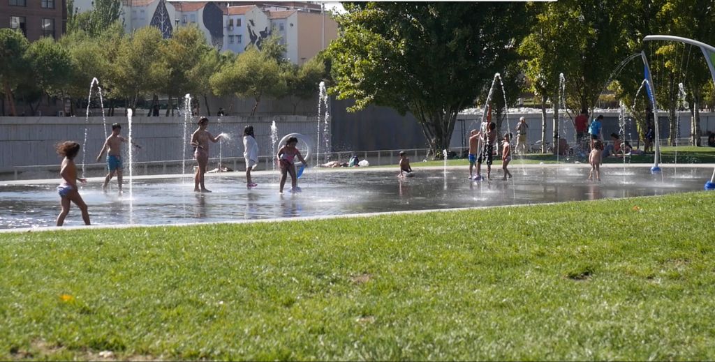 Fuente urbana de Madrid Rio habilitada para el baño_Ayuntamiento de Madrid.