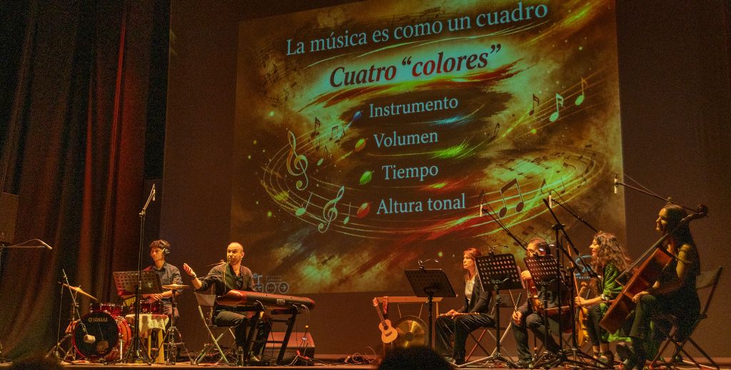 Imagen de escena de Tu familia es una orquesta, espectáculo presentado y dirigido por Juan Antonio Simarro.