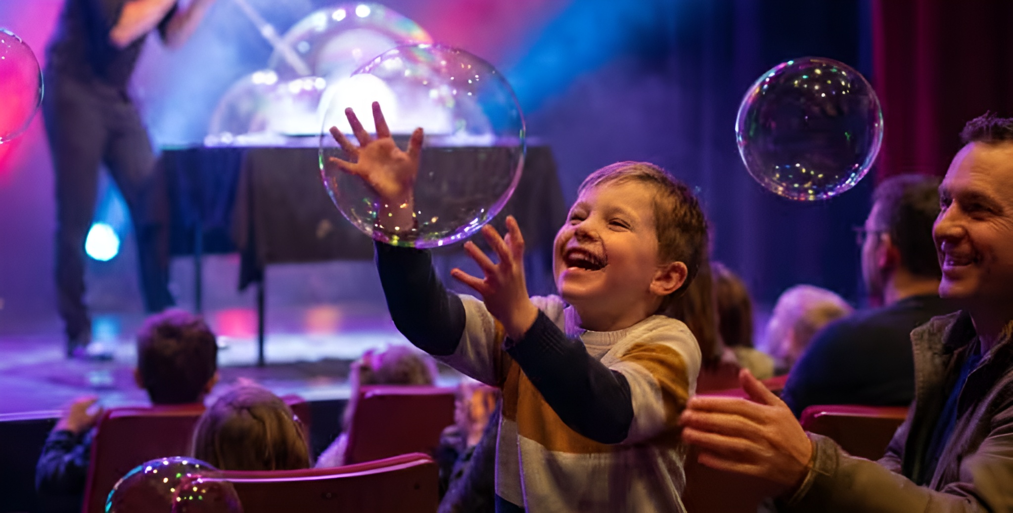 BubbleArt Show es un espectáculo de luces y burbujas para toda la familia