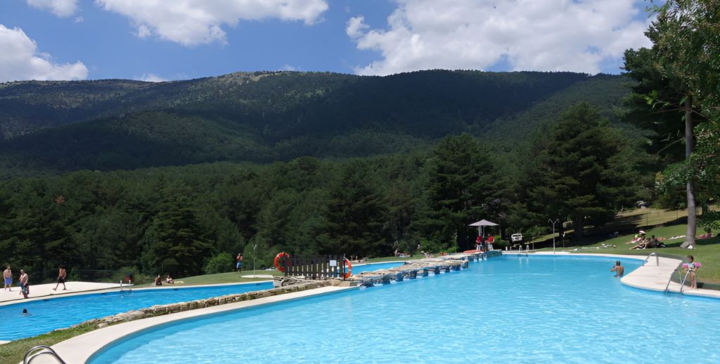 Parques acuáticos en Madrid y piscinas al aire libre, ¡todas las formas de refrescarse este verano! 11 Piscinas del Parque Recreativo de Las Berceas en Cercedilla.