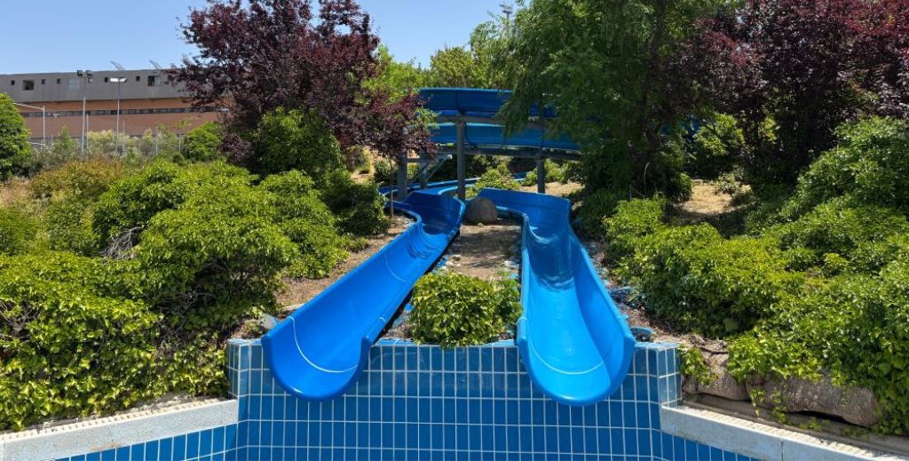 Parques acuáticos en Madrid y piscinas al aire libre, ¡todas las formas de refrescarse este verano! 7 Piscina con toboganes de Mejorada del Campo en Madrid.