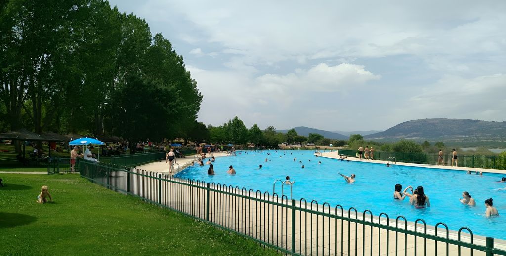 Parques acuáticos en Madrid y piscinas al aire libre, ¡todas las formas de refrescarse este verano! 10 Área recreativa Riosequillo, conocida como la piscina natural de Buitrago de Lozoya.