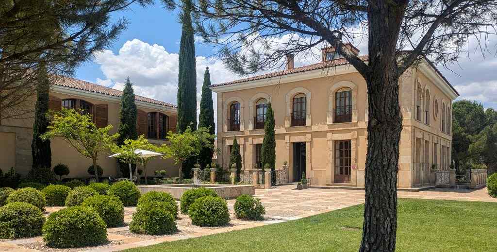 Ribera del Duero vs. Rioja: la experiencia enoturística perfecta en familia y a solo 2 horas de Madrid 4 Finca de Bodega Áster - Mamá tiene un Plan.