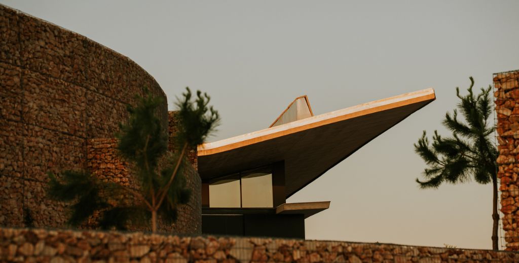 Ribera del Duero vs. Rioja: la experiencia enoturística perfecta en familia y a solo 2 horas de Madrid 6 El nuevo proyecto de Bodegas La Horra está integrado plenamente en la ladera de la finca - Mamá tiene un Plan.