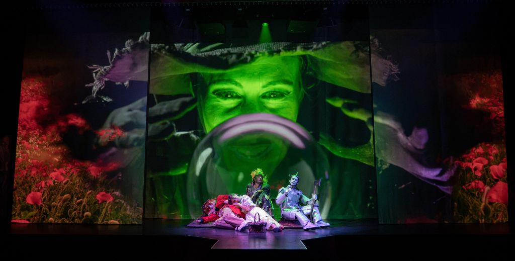 El musical El Mago de Oz, y su camino de baldosas amarillas, llega al Teatro Sanpol 1 Fotografía de escena de El Mago de Oz, el musical, de la compañía La Bicicleta en el Teatro Sanpol.