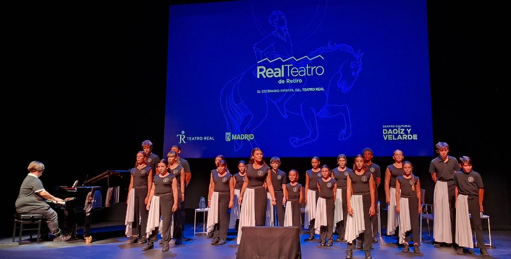 Real Teatro de Retiro, diversión y espectáculos para toda la familia: programación 2026-2027 1 El coro infantil Marand Musical durante la presentación de la temporada 2026-2027 del Real Teatro de Retiro.