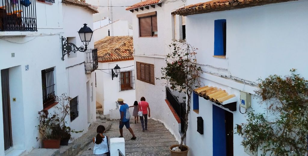 Calles empedradas y fachadas blancas en Altea - Mamá tiene un Plan.
