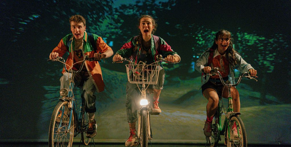 Imagen de escena de El Misterioso verano de Alba Ryder, producción propia de Teatros Luchana.