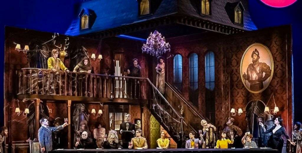 Escena de La Familia Addams, El Musical - Mamá tiene un Plan.