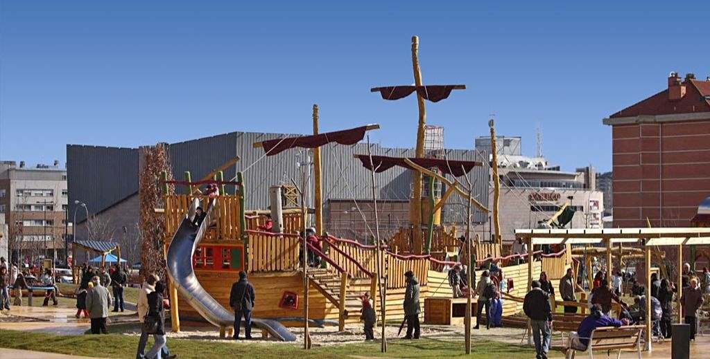 Dentro de los parques infantile sen Vitoria-Gasteiz el del galeón pirata en Lakua es el favorito de las familias - Mamá tiene un Plan.