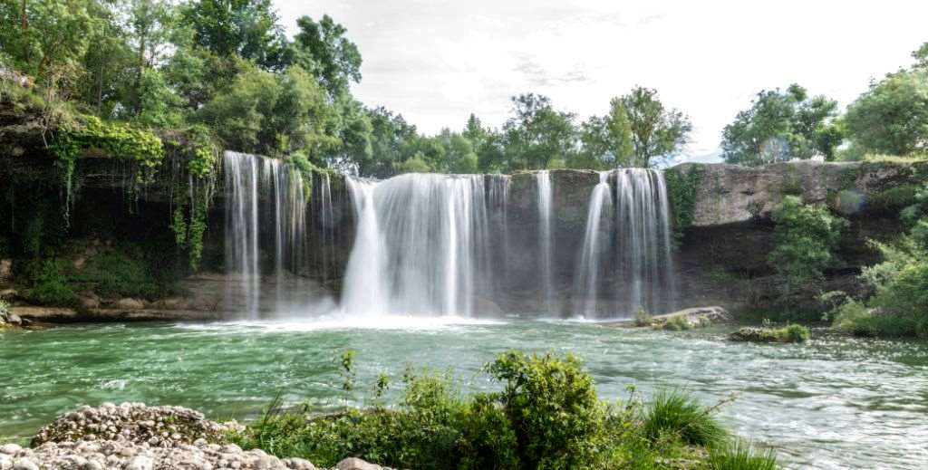 La Cascada del Peñón es una de las zonas de baño en burgos más impactantes - Mamá tiene un Plan.