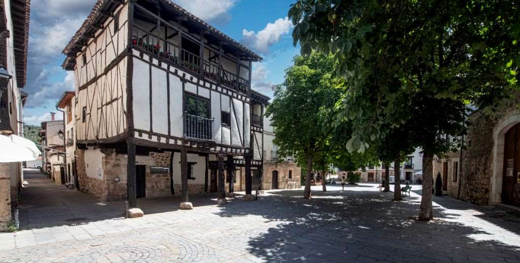Casas de Covarrubias, con el tradicional entramado de madera - Mamá tiene un Plan.