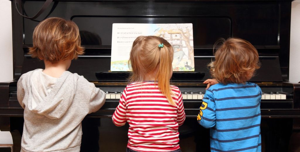 Clases de música para bebés desde los 9 meses hasta los 3 años - Jugando con la Música en la Escuela de Nuevas Músicas de Moratalaz, Madrid.