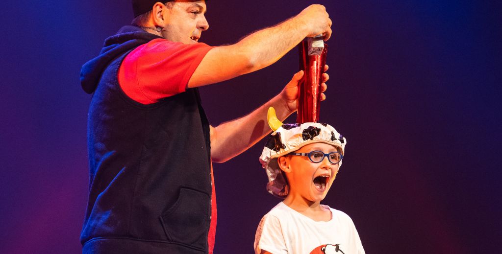 Espectáculos de magia y teatro infantil en Salto Escénico 1 Imagen de escena de La Habitación Mágica de Iván Santacruz, Un Papá Mago.