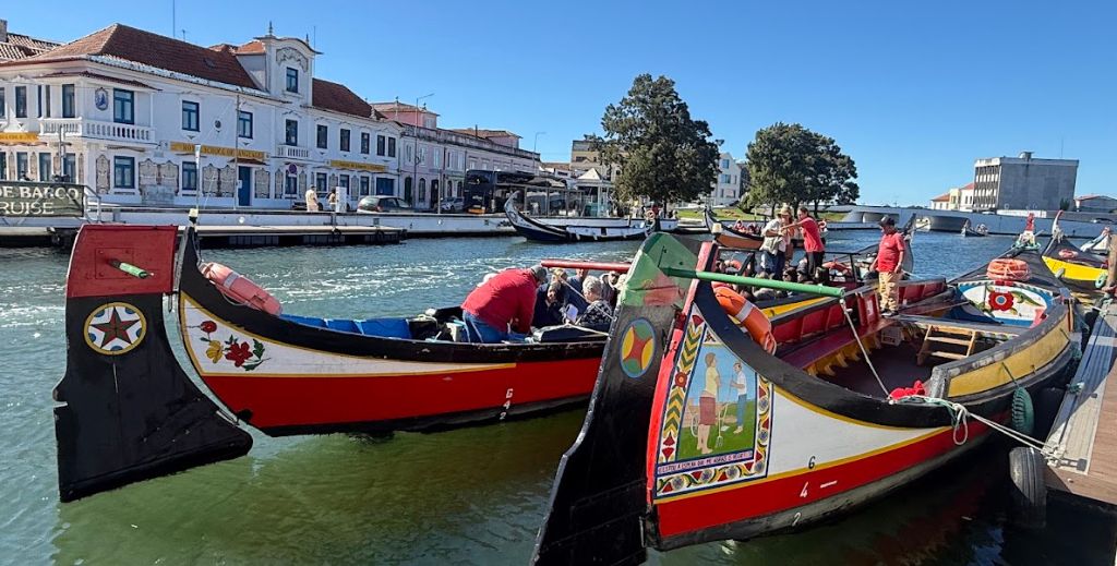 Centro de Portugal con niños: un viaje entre canales, ciencia, dinosaurios y palacios en 4 días 1 Moliceiros, la embarcación típica de Aveiro, en los canales - Mamá tiene un Plan.