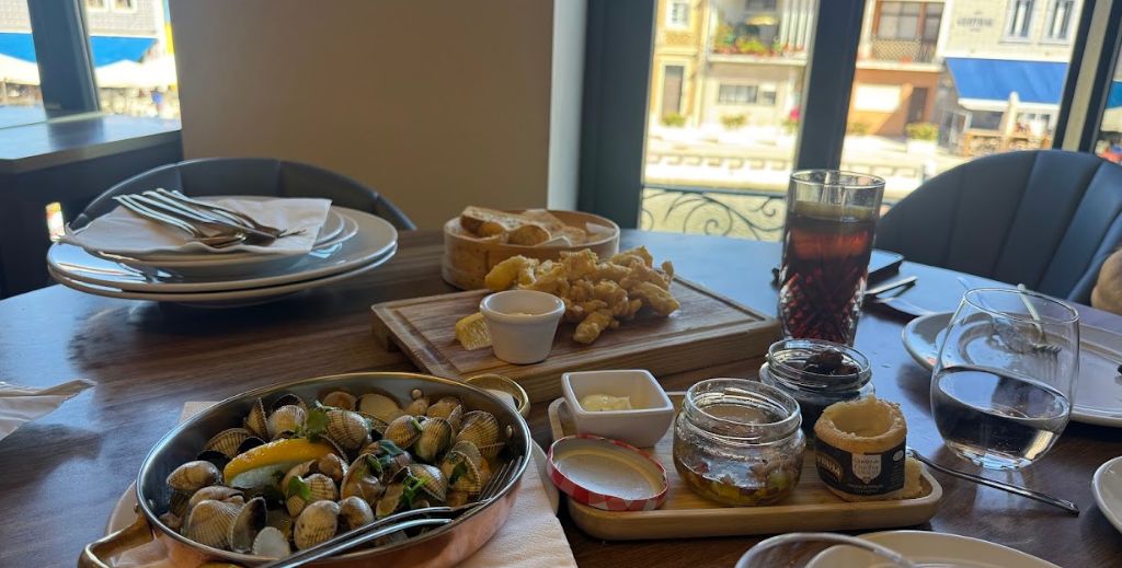 Centro de Portugal con niños: un viaje entre canales, ciencia, dinosaurios y palacios en 4 días 3 El restaurante Cais do Pescado tiene unas vistas privilegiadas a los canales - Mamá tiene un Plan.