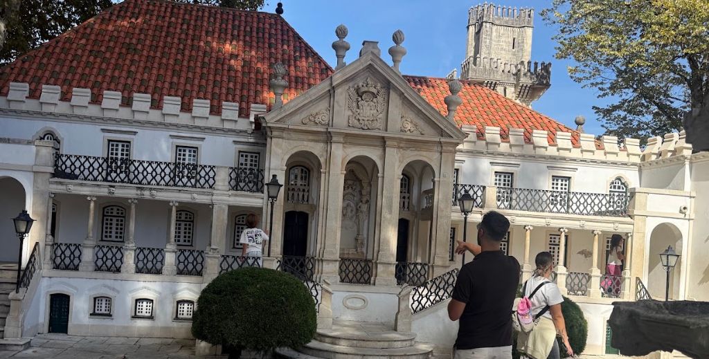 Centro de Portugal con niños: un viaje entre canales, ciencia, dinosaurios y palacios en 4 días 8 En Portugal dos Pequenitos, los niños se sienten gigantes recorriendo las réplicas de monumentos y casas - Mamá tiene un Plan.