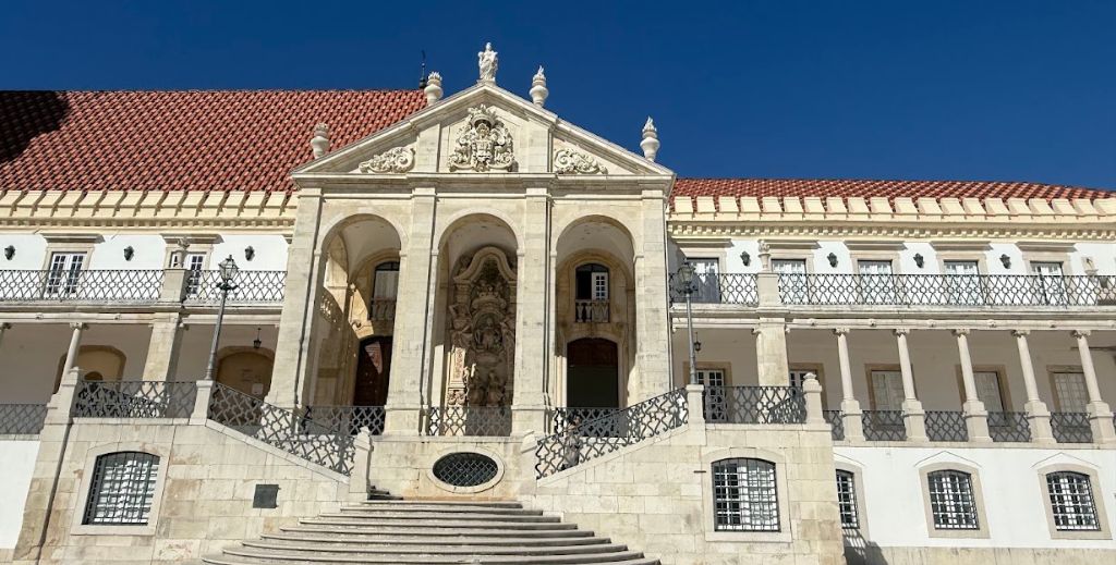 Centro de Portugal con niños: un viaje entre canales, ciencia, dinosaurios y palacios en 4 días 9 La Universidad de Coimbra es una de las más importantes de Europa - Mamá tiene un Plan.