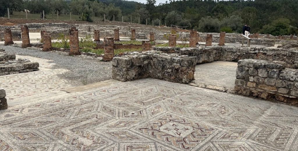 Centro de Portugal con niños: un viaje entre canales, ciencia, dinosaurios y palacios en 4 días 12 En Conímbriga continúan las excavaciones ya que la ciudad en la actualidad no está habitada - Mamá tiene un Plan.