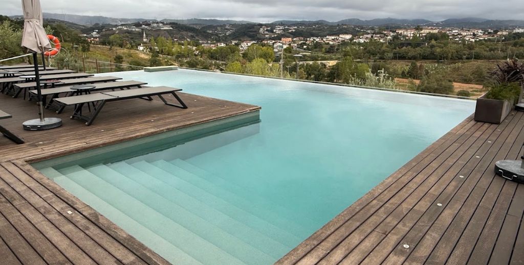 Centro de Portugal con niños: un viaje entre canales, ciencia, dinosaurios y palacios en 4 días 21 Piscina exterior de Haven Natural Hotel & Villas - Mamá tiene un Plan.